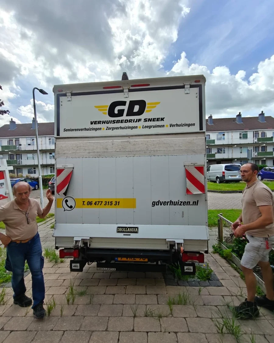 Het team van GD Verhuisbedrijf bij de verhuiswagen