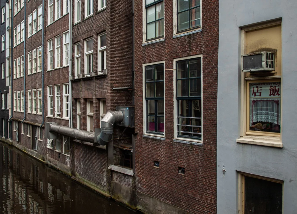 Bakstenen gevels met ramen en deuren