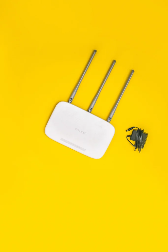 Wifi-router op een gele achtergrond