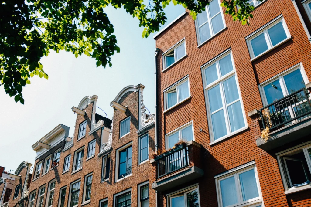 Bakstenen appartementen met gevels