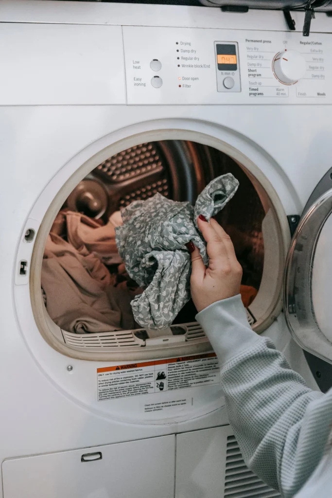 Wasmachine wordt geladen
