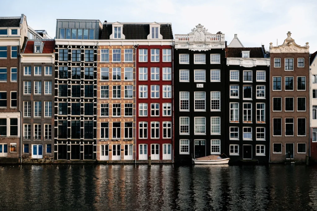 Grachtenpanden aan het water