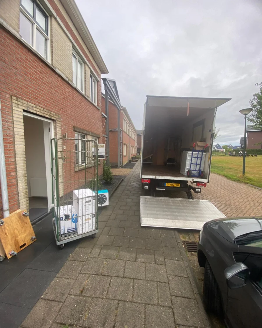 Verhuiswagen van GD voor een woning tijdens het laden